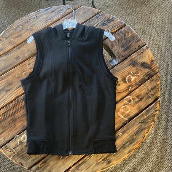 Onzie Tops - Onzie NWOT sleeveless hoodie size S/M